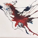 Detalle de la figura izquierda en "Descosido", silueta expresiva en tinta roja y azul con forma humana.