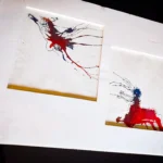 Vista en diagonal de la obra "Descosido", muestra textura del papel y composición en tinta expresiva.