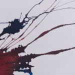 Detalle de líneas y manchas en "Descosido", composición simbólica en tinta negra y roja.