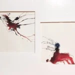 Vista en diagonal de la obra "Descosido", muestra textura del papel y composición en tinta expresiva.